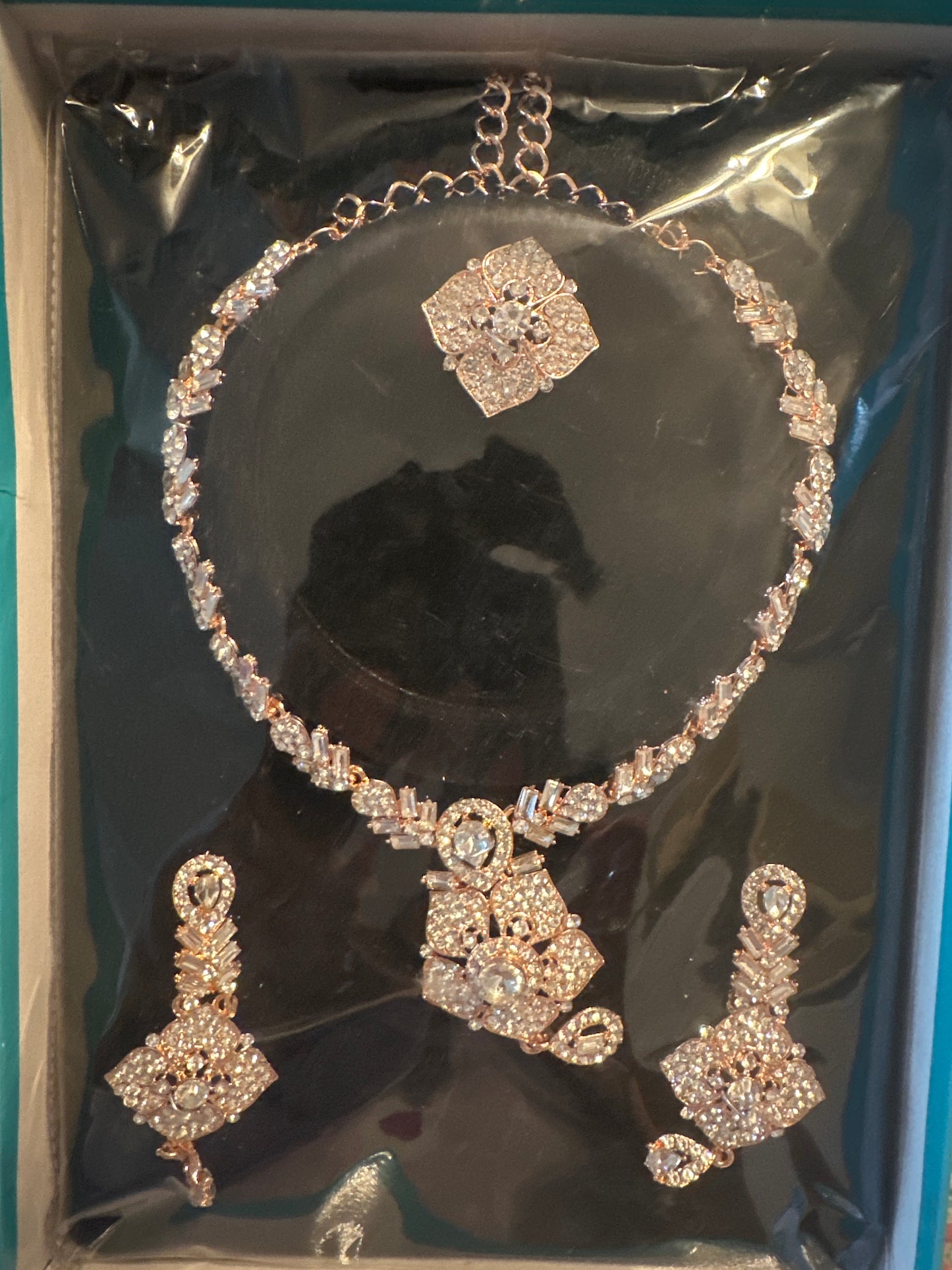 Necklaces set gold and white stone