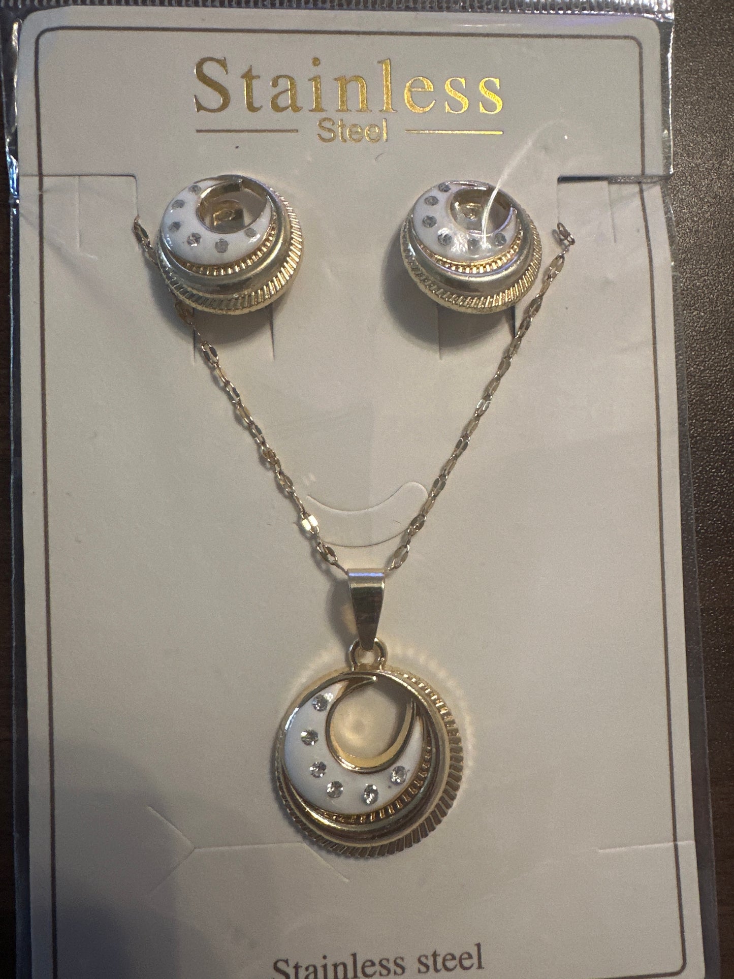 Necklaces set white and gold