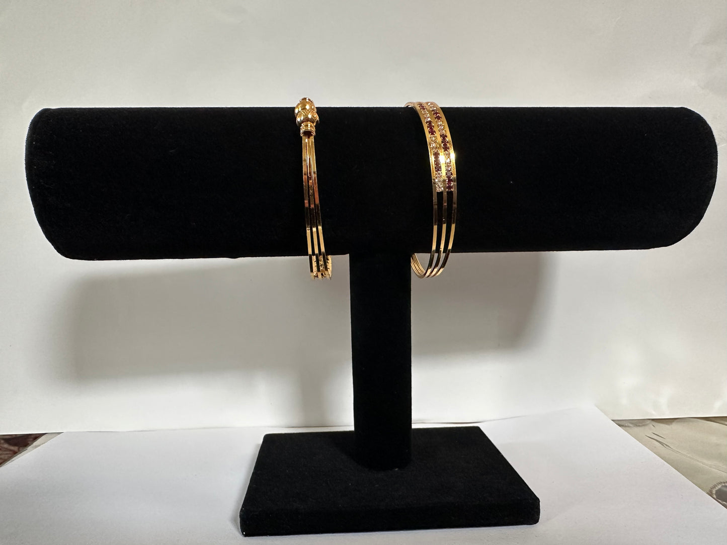 Bangle red and white stone